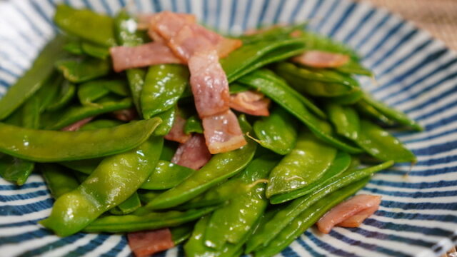 初夏の香り漂う。ガーリックバター風味の絹さや炒め。